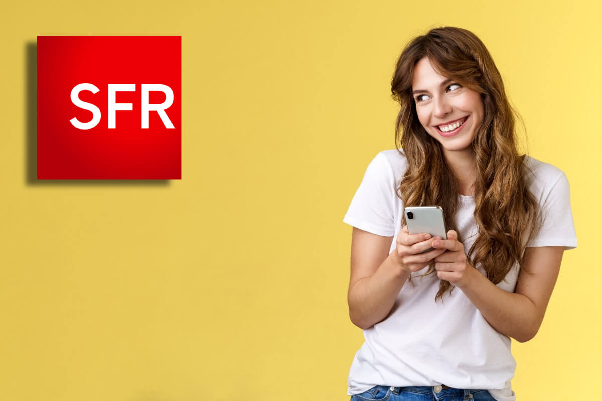 Femme sur fond jaune avec smartphone et logo rouge SFR sourit, ravie de la data triplée à 60Go pour 15.99€/mois